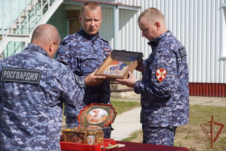Росгвардейцы первыми приняли ковчег с мощами святого Георгия Победоносца в Нарьян-Маре 